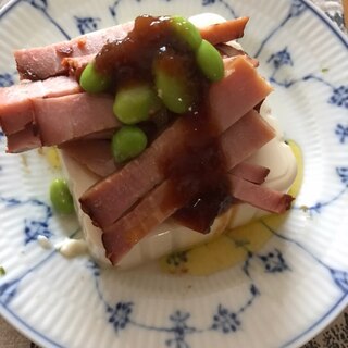 玉ねぎ焼肉のたれソースで焼豚と枝豆のせ冷奴